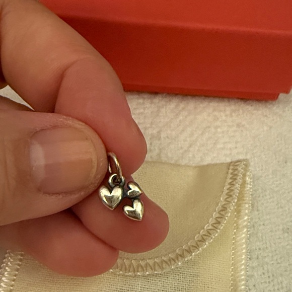 🧡 James Avery Silver Gathered Hearts Charm - Picture 3 of 6